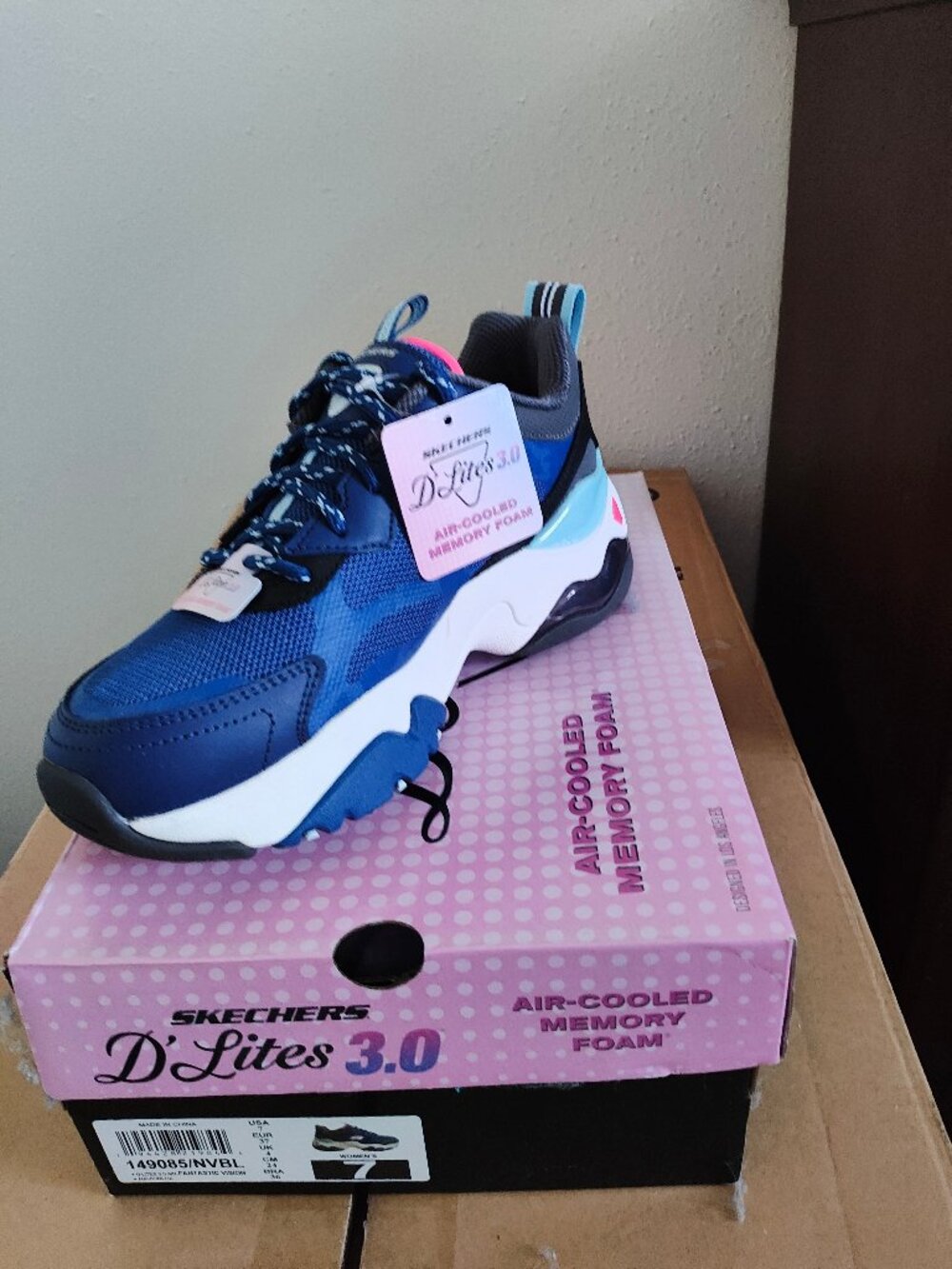 Women'S Sketchers Size 7 Air cooled with Memory Foam NIB